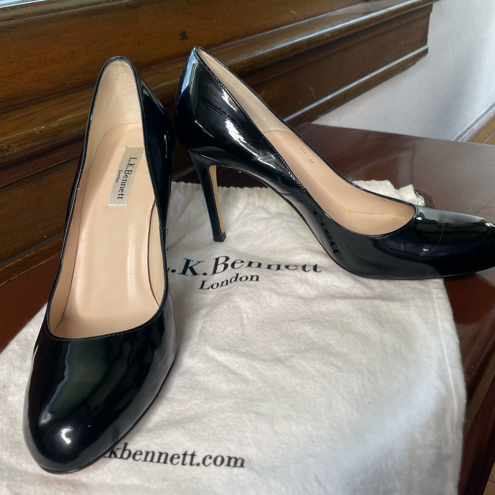Gorgeous black patent leather LK Bennett size US 9 / 40  court shoe heels